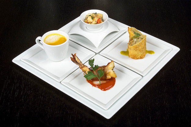 stół z trzema tacami z potrawami